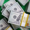 manojo de paquetes de billetes de 100 dólares estadounidenses desde un ángulo de visión alto, enfoque selectivo dolar dólar