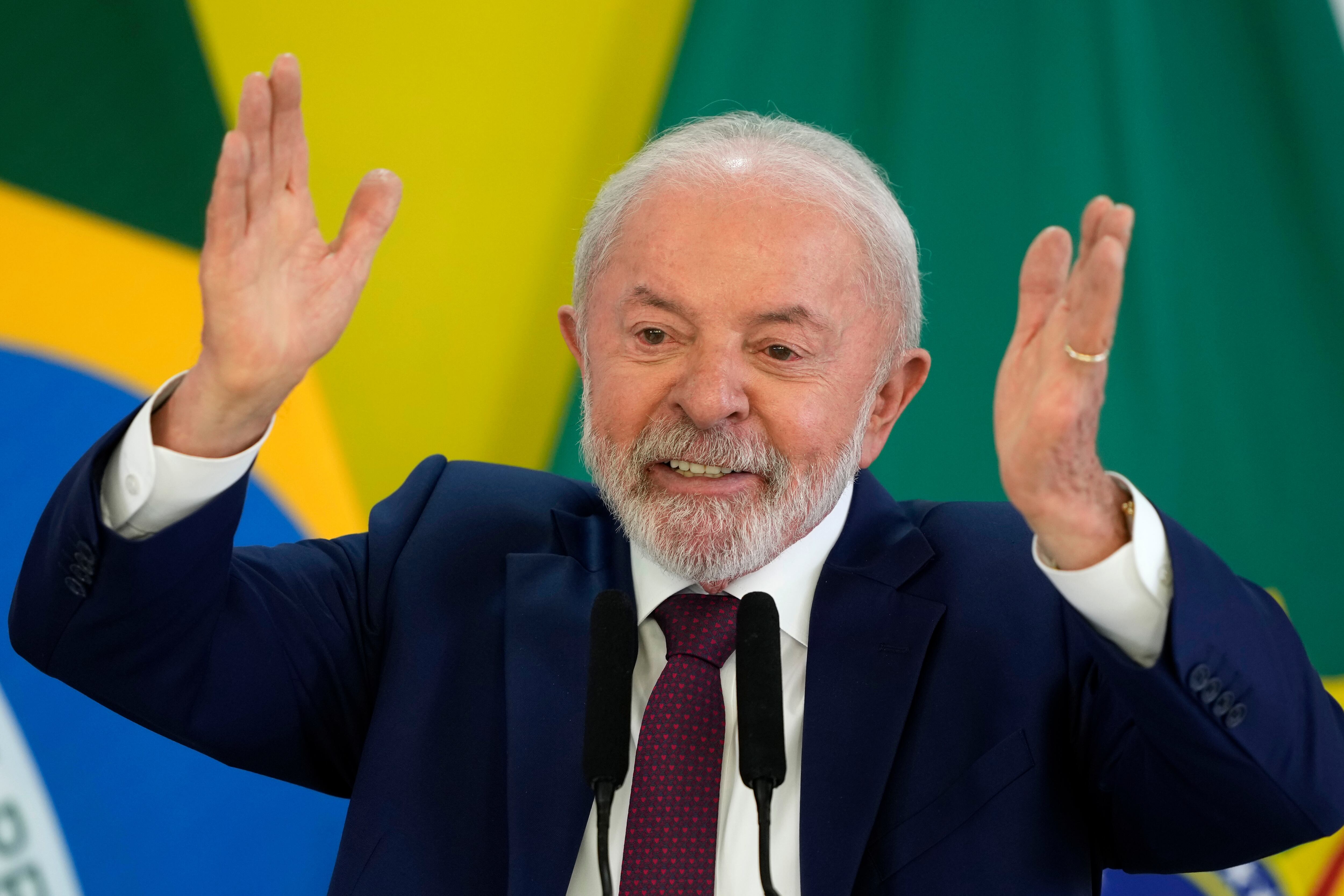El presidente brasileño, Luiz Inácio Lula da Silva, habla durante una conferencia de prensa de fin de año en el palacio presidencial de Planalto en Brasilia, Brasil.