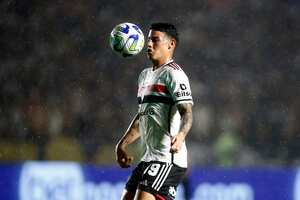 James Rodríguez controlando el balón durante un partido entre Vasco da Gama y Sao Paulo.