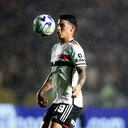 James Rodríguez controlando el balón durante un partido entre Vasco da Gama y Sao Paulo.
