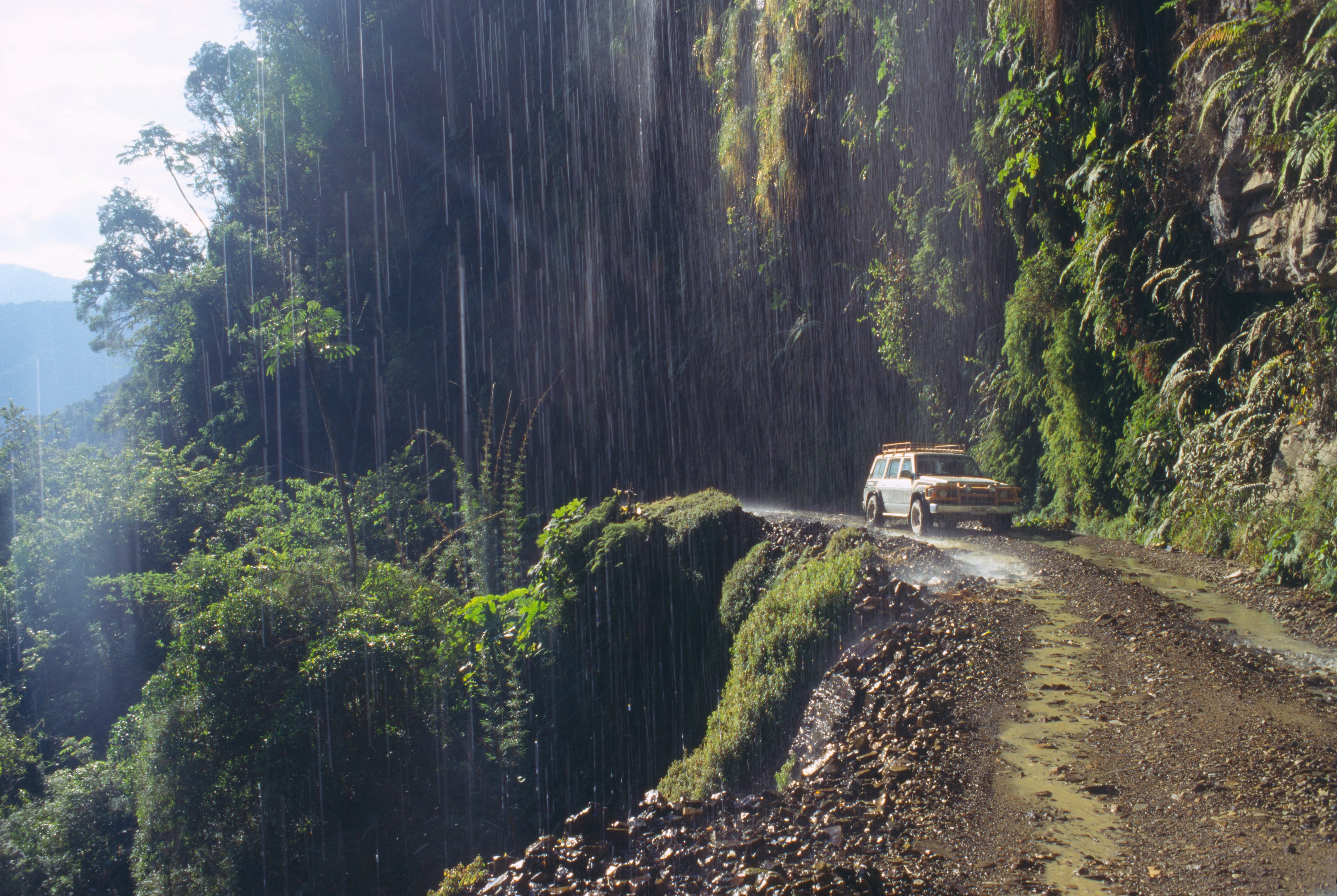 Las carreteras a menudo acumulan polvo, suciedad y otros contaminantes.