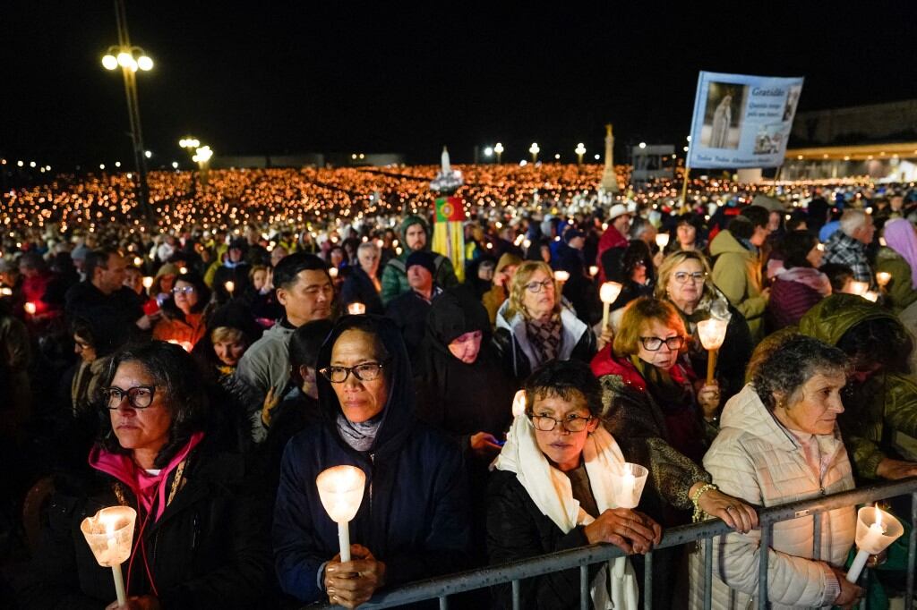 Peregrinos llegan al Santuario de Nuestra Señora de Fátima en Lisboa, Portugal, el 12 de mayo de 2025. Cada año, miles de peregrinos acuden al santuario de Nuestra Señora de Fátima para conmemorar las apariciones de la Virgen María. Adri Salido / Anadolu (Foto de Adri Salido / ANADOLU / Anadolu vía AFP)