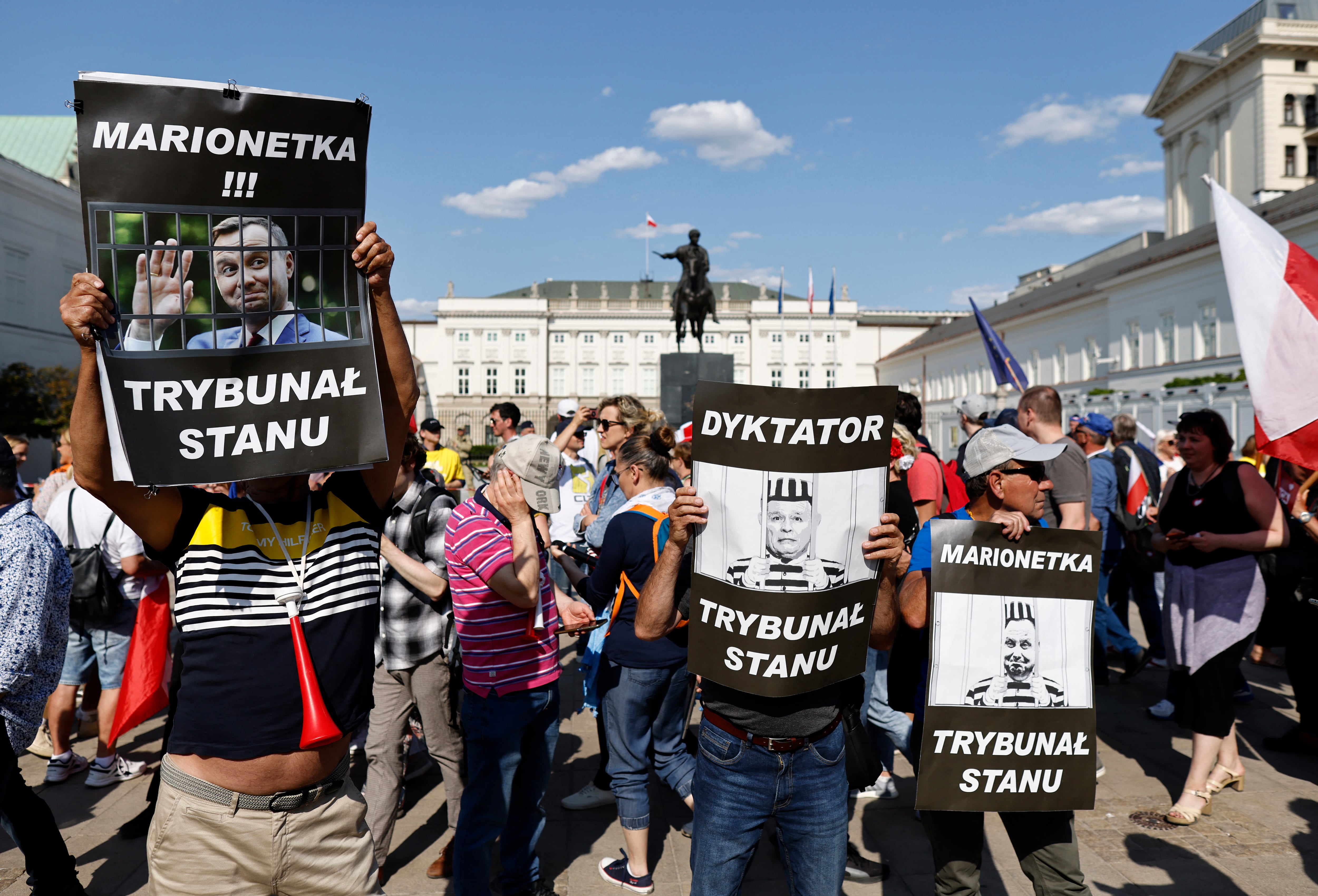 Una enorme multitud salió a las calles de Varsovia, convocados por la oposición, para la manifestación, “más grande después de hace treinta años” según los organizadores, que esperaban unas 300.000 personas. (Photo by Wojtek Radwanski / AFP)
