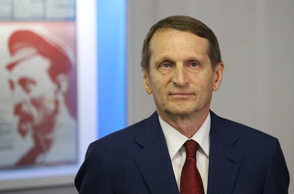 El director del SVR RF del Servicio de Inteligencia Exterior de Rusia, Sergei Naryshkin, habla durante la inauguración de la exposición "La profesión es extranjera", dedicada a la actividad de los espías soviéticos de la inteligencia ilegal, el 24 de junio de 2022, en Moscú, Rusia. En la pared se ve un retrato de Felix Dzerzhinsky, fundador de las organizaciones soviéticas de seguridad estatal Cheka y OGPU. (Foto del colaborador/Getty Images)