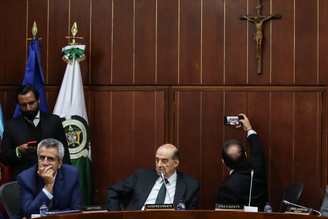Canciller Álvaro Leyva en debate de control político con el Ministro del Interior Luis Fernando Velasco