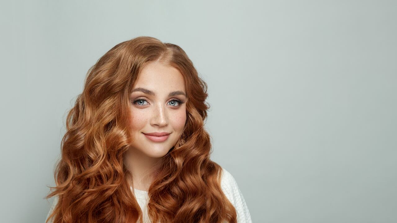 Algunos productos caseros pueden aplicarse en el cuero cabelludo también, de tal manera que el crecimiento del cabello se acelere desde la raíz.