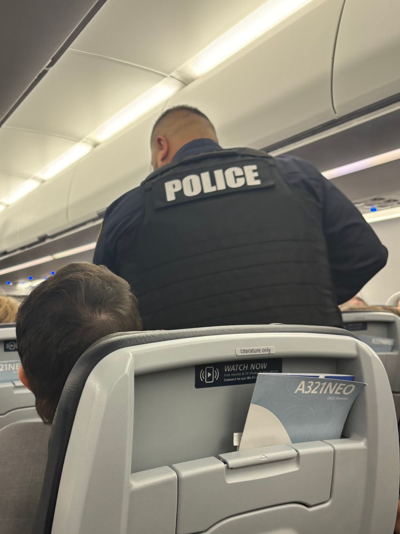 La policía tuvo que intervenir después deaterrizar