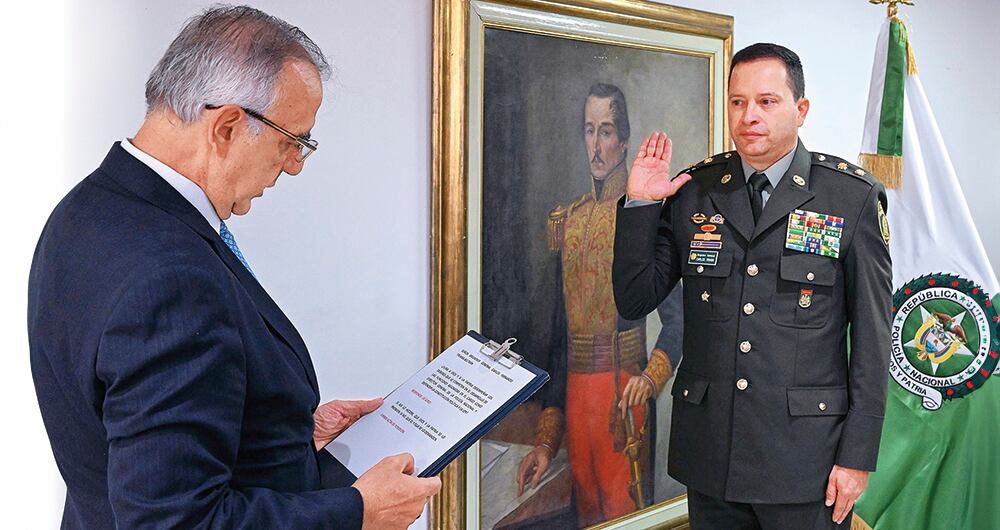  El retiro de los oficiales fue autorizado por el entonces ministro de Defensa, Iván Velásquez, y el recién llegado director de la Policía, el general Carlos Triana, quien reemplazó al general William Salamanca. 