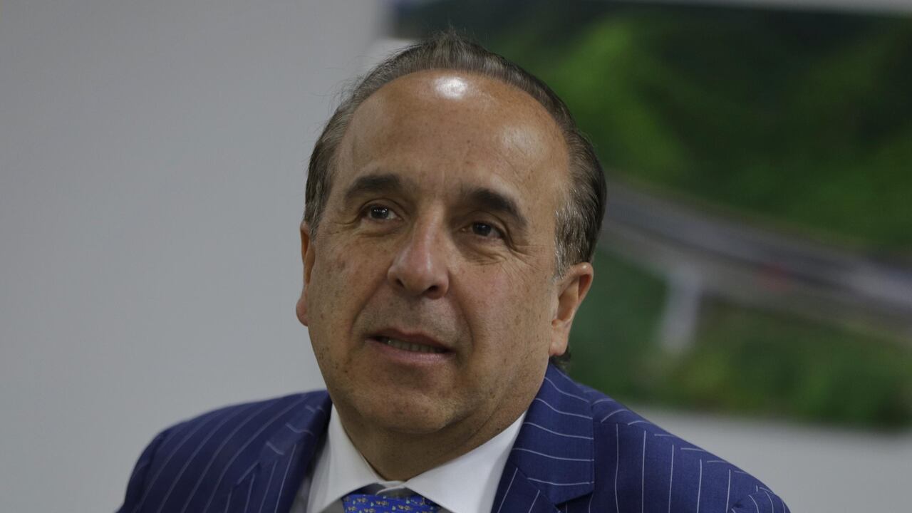 Guillermo Reyes, ministro de Transporte de Gustavo Petro, dio su primera rueda prensa en Bogotá.