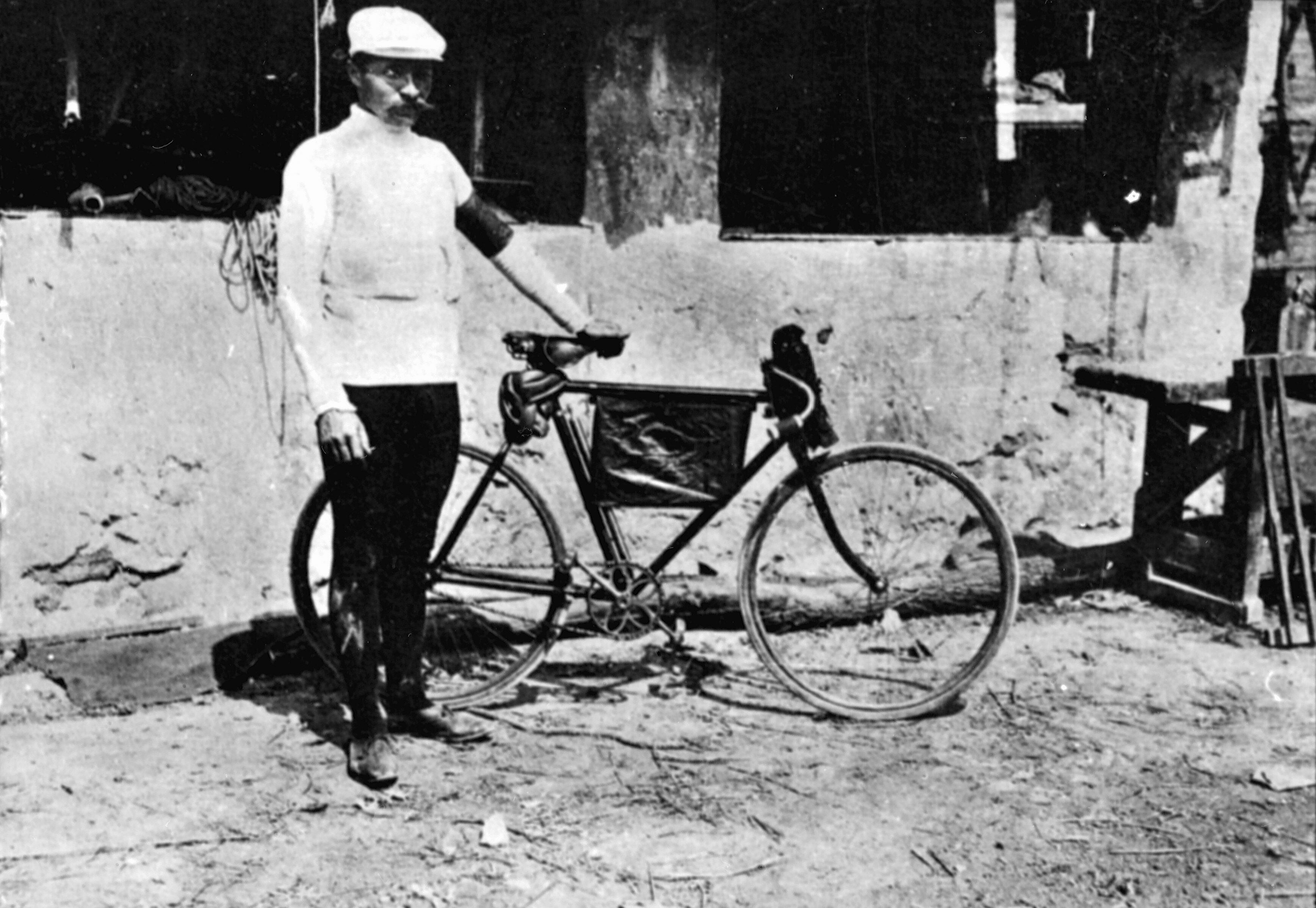 El ciclista de carreras francés Maurice Garin, ganador del primer Tour de Francia en 1903. (Foto de Roger Viollet a través de Getty Images)