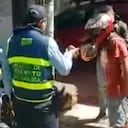 El hombre de casco y suéter color rojo golpeo al agente de tránsito