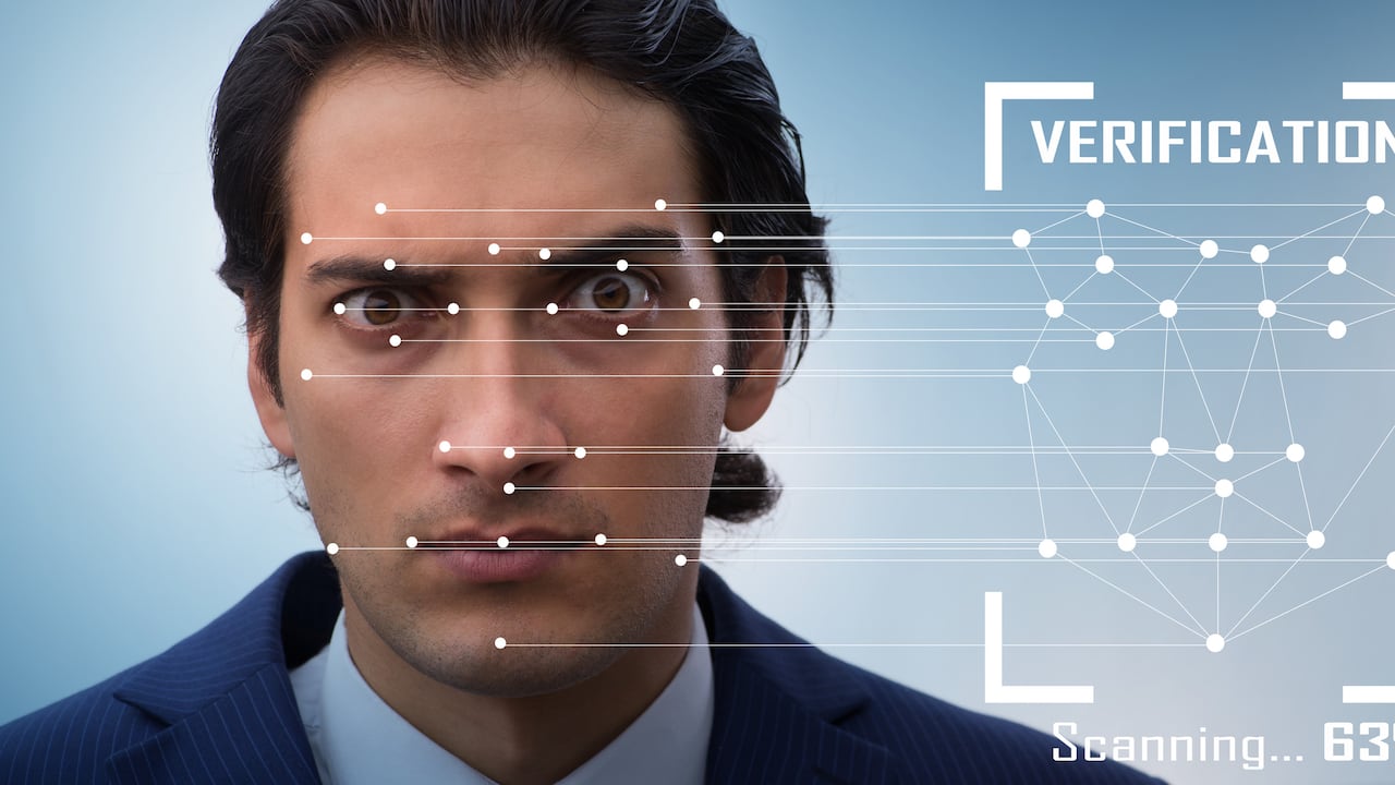 USCIS, donde ahora se exige que las fotografías utilizadas en trámites migratorios hayan sido tomadas en los últimos tres años.