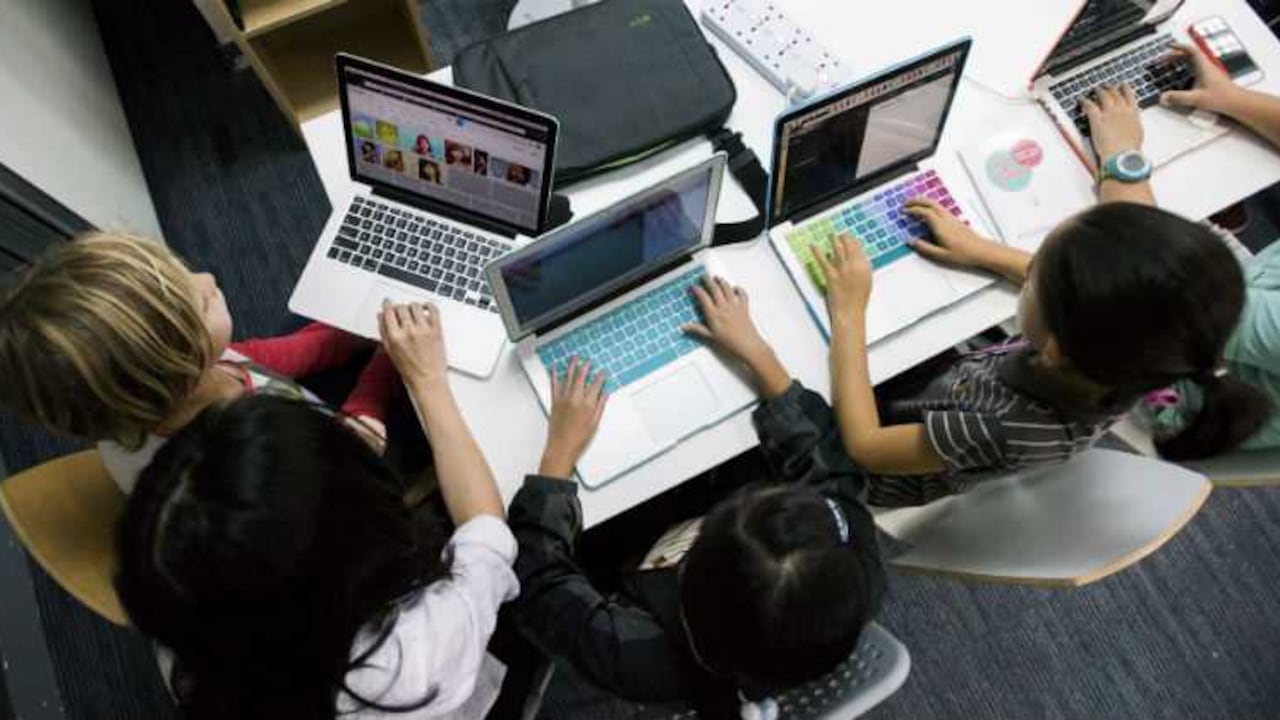 Es clave supervisar el uso de internet, padres e instituciones deben vigilar su uso.