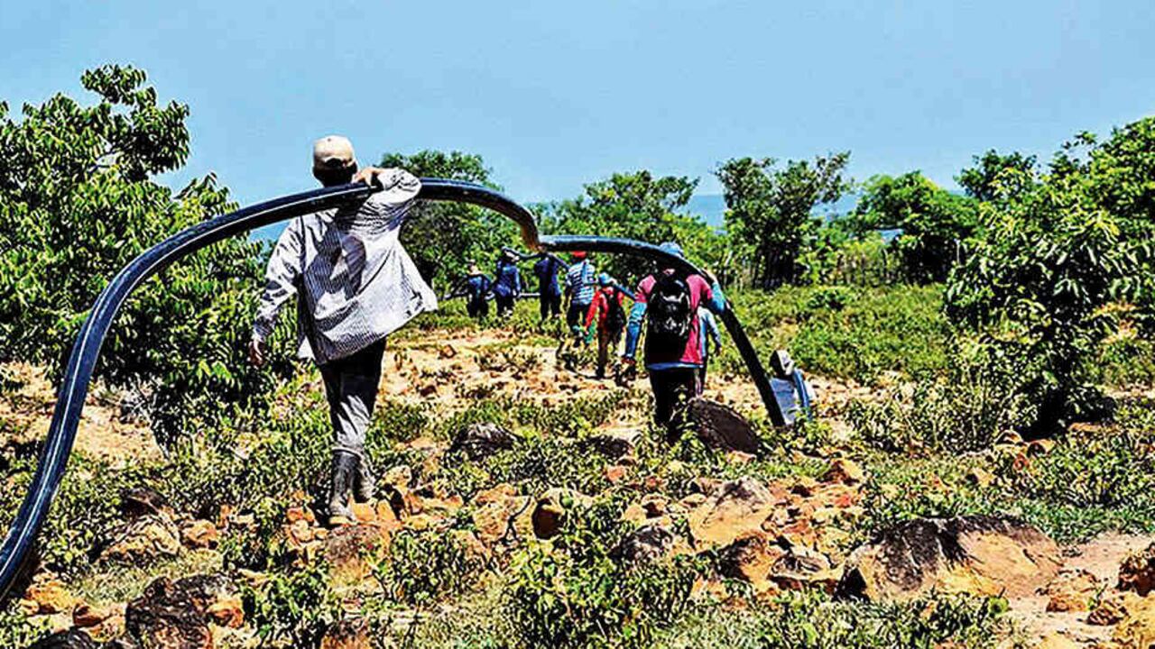 Los excombatientes del ETCR Simón Trinidad extendieron una manguera de 9 kilómetros que le lleva agua a su comunidad y al barrio Mirador de la Paz, Cesar.