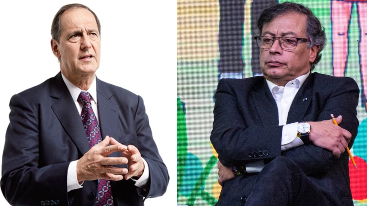 De izquierda a derecha: el exministro Juan Camilo Restrepo y el presidente Gustavo Petro.