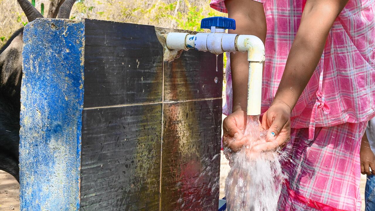 El proyecto se centra en la implementación de sistemas avanzados de tratamiento de agua, diseñados para operar en entornos rurales y de difícil acceso.