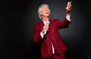 El artista, con más de 40 años de carrera musical, vendió más de 400.000 copias de sus discos en Centroamérica y más de 500.000 en Colombia.