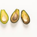 El aguacate es un fruto fuente de grasas saludables.