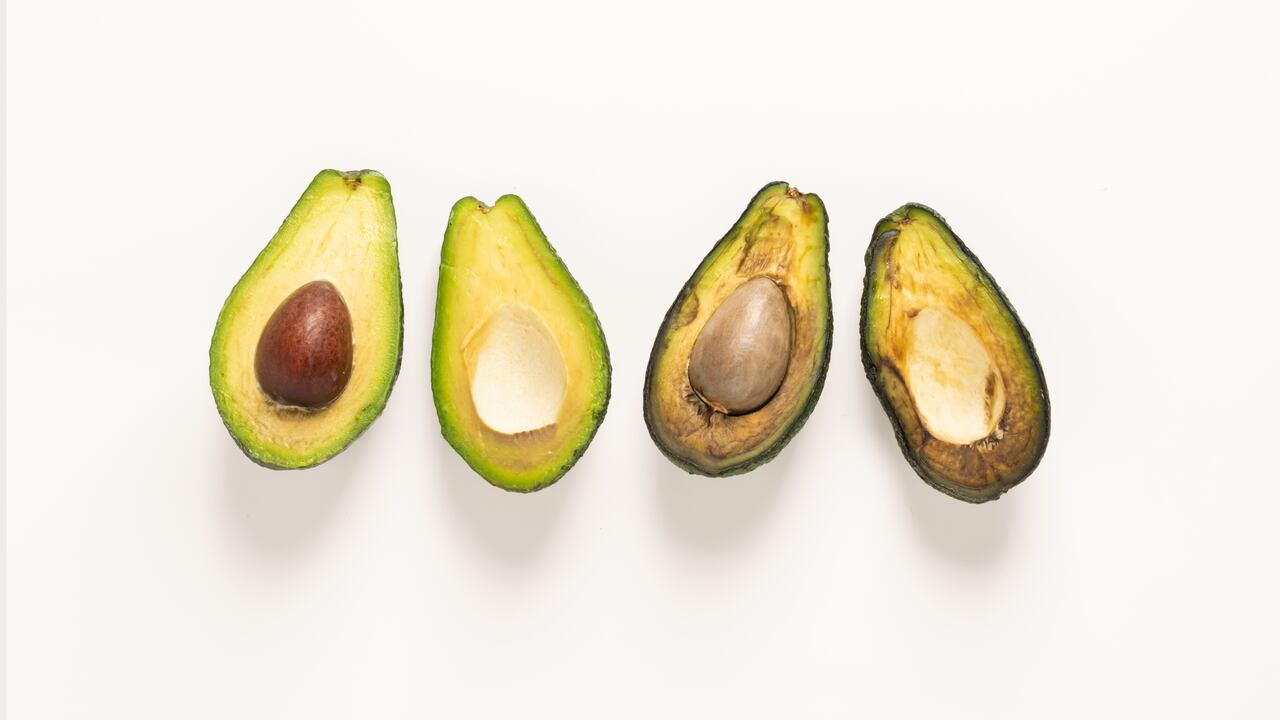 El aguacate es un fruto de fuente de grasas saludables.