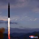 Esta imagen tomada el 28 de septiembre de 2021 y publicada por la Agencia Central de Noticias de Corea (KCNA) oficial de Corea del Norte el 29 de septiembre muestra lo que Corea del Norte dice que es la Academia de Ciencias de la Defensa de la RPDC, disparando un misil hipersónico Hwasong-8 recientemente desarrollado por en Toyang-ri, condado de Ryongrim de la provincia de Jagang, Corea del Norte. - Corea del Norte ha probado con éxito un nuevo misil deslizante hipersónico, informaron los medios estatales el miércoles, en lo que sería el último avance de la nación con armas nucleares en tecnología de armas.
El lanzamiento del martes fue de "gran importancia estratégica", dijo la Agencia Central de Noticias de Corea, ya que Corea del Norte busca aumentar sus capacidades de defensa "mil veces". (Foto de STR / KCNA A TRAVÉS DE KNS / AFP) / - Corea del Sur FUERA / --- NOTA DEL EDITOR --- RESTRINGIDO AL USO EDITORIAL - CRÉDITO OBLIGATORIO "AFP PHOTO / KCNA A TRAVÉS DE KNS" - SIN COMERCIALIZACIÓN SIN CAMPAÑAS DE PUBLICIDAD - DISTRIBUIDO COMO UN SERVICIO A CLIENTES
ESTA IMAGEN FUE DISPONIBLE POR UN TERCERO. AFP NO PUEDE VERIFICAR INDEPENDIENTEMENTE LA AUTENTICIDAD, UBICACIÓN, FECHA Y CONTENIDO DE ESTA IMAGEN. /