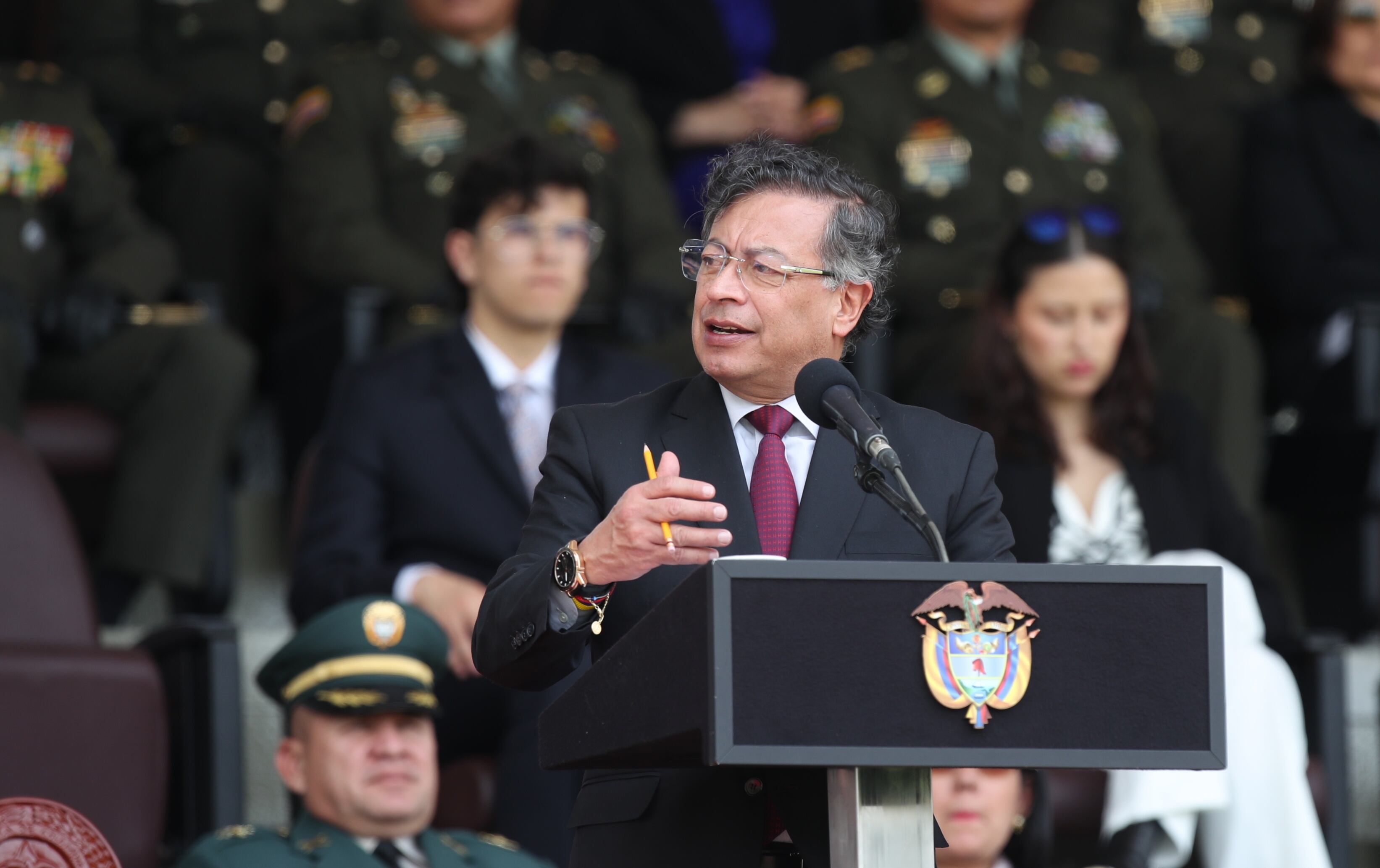 Presidente Gustavo Petro en la ceremonia de presentación del nuevo Director General de la Policía Nacional, Brigadier General Carlos Fernando Triana Beltrán, en compañía del Ministro de Defensa Nacional, Iván Velásquez