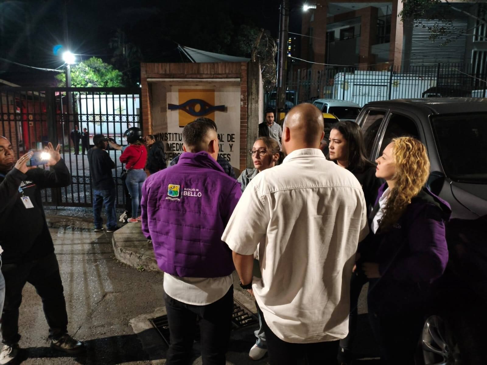 Familiares de las víctimas llegan a Medicina Legal en Medellín.