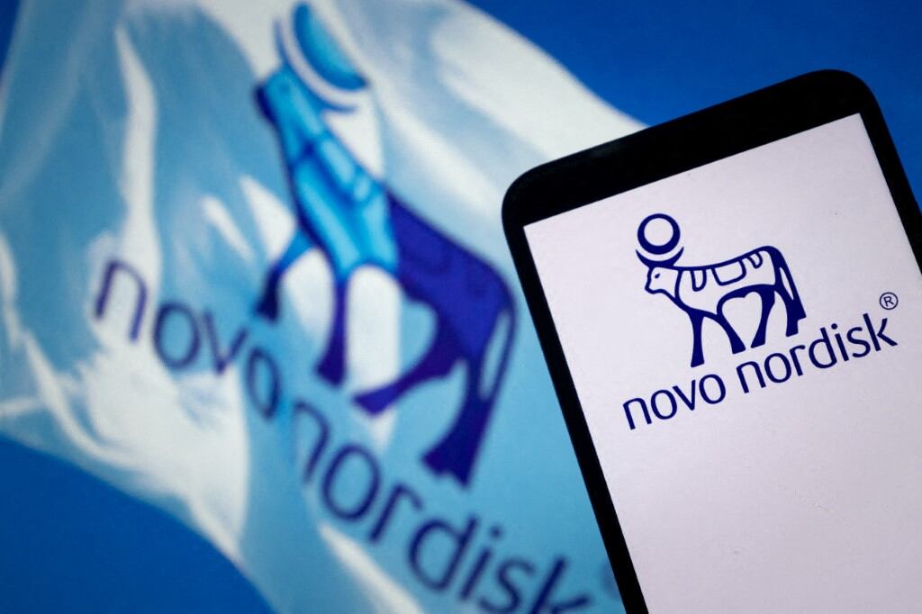 Una fotografía ilustrativa muestra el logotipo de Novo Nordisk en un teléfono inteligente en Chongqing, China, el 10 de septiembre de 2025. (Foto de Li Hongbo / CFOTO vía AFP)