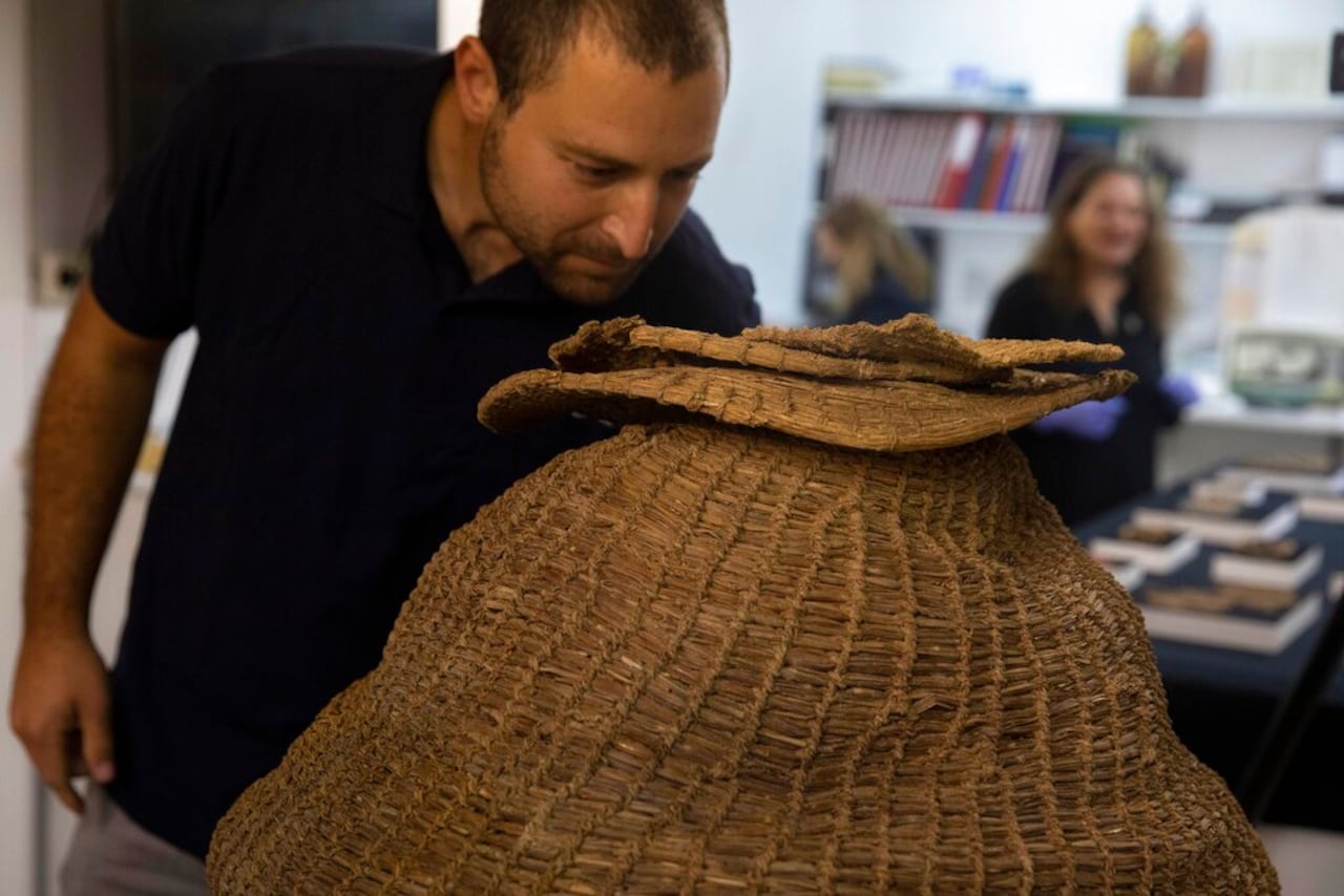 La Autoridad de Antigüedades de Israel muestra fragmentos de los manuscritos del Mar Muerto recién descubiertos, en un laboratorio en Jerusalén, el 16 de marzo de 2021. (AP Foto/Sebastian Scheiner)