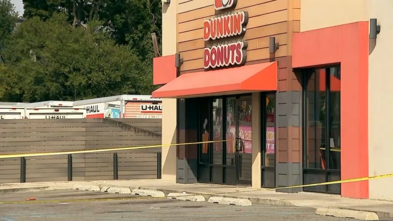 Oficiales del NYPD investigan frente al Dunkin’ Donuts donde un niño de 13 años fue baleado en la cabeza