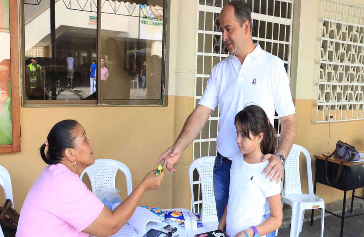 Alcalde de Monteria, Marcos Daniel Pineda, ejerce su derecho al voto. Foto:  Tadeo Martínez / SEMANA.