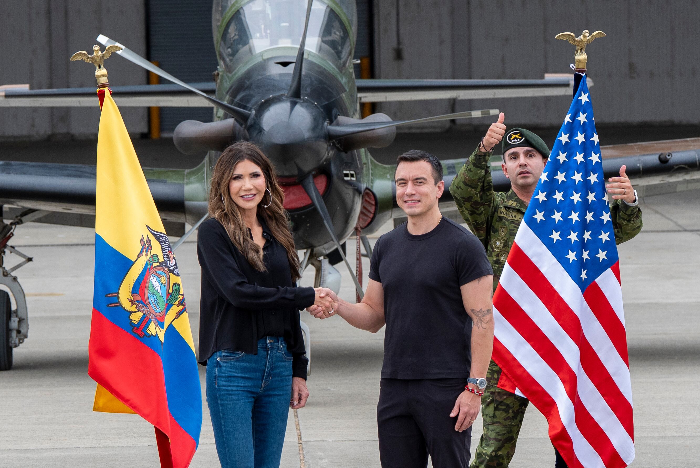 La secretaria de Seguridad Nacional de Estados Unidos, Kristi Noem, saluda al presidente de Ecuador, Daniel Noboa, durante una visita a la Base Aérea Eloy Alfaro el 5 de noviembre de 2025 en Manta, Ecuador.