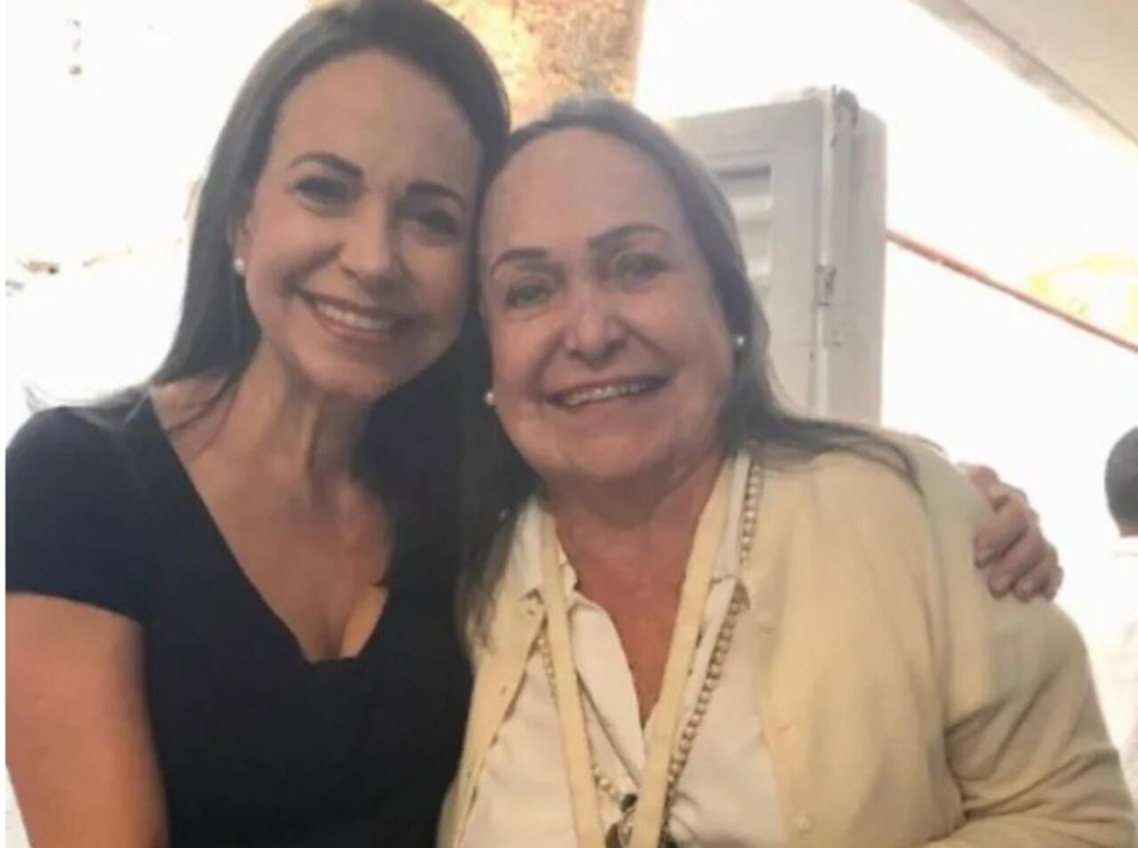 La zona residencial donde vive la madre de la líder opositora ha registrado desde horas de la mañana la presencia de patrullas rodeando el lugar.