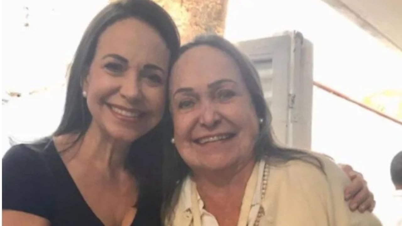 La zona residencial donde vive la madre de la líder opositora ha registrado desde horas de la mañana la presencia de patrullas rodeando el lugar.