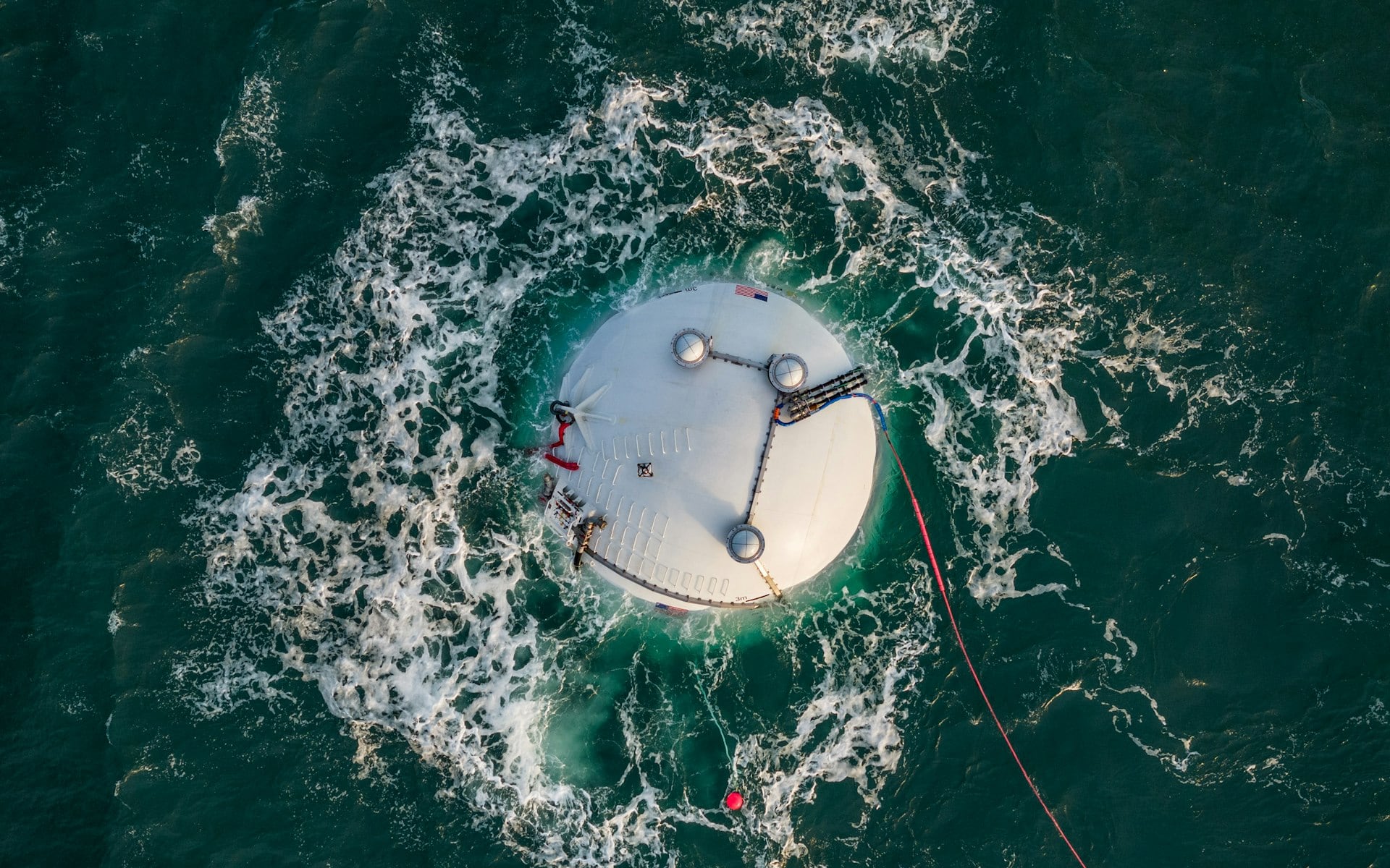 Una tecnología flotante intenta demostrar que el vaivén del oleaje puede transformarse en electricidad estable.