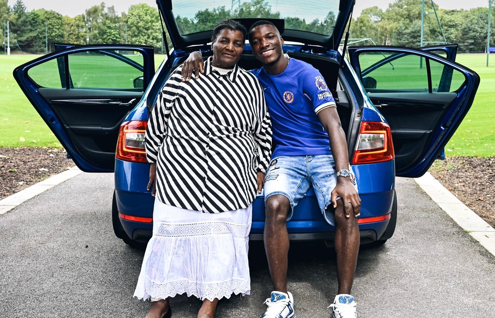 Moisés Caicedo junto a su madre.