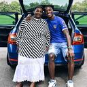 Moisés Caicedo junto a su madre.