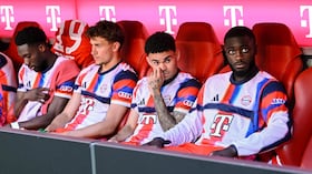 Alphonso Davies (izquierda) y Luis Díaz en el banquillo del Bayern Múnich