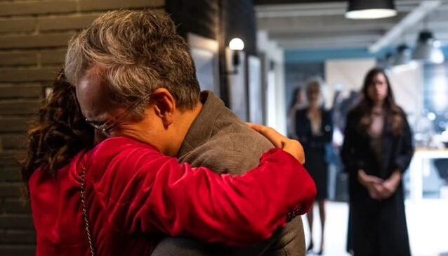 Ana y Horacio se abrazan al conocer la muerte de Benjamín