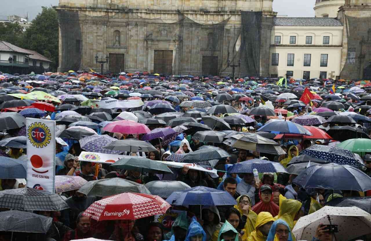 Plaza de Bolívar de Medellín pasada por la lluvia. Foto: Guillermo Torres / SEMANA.