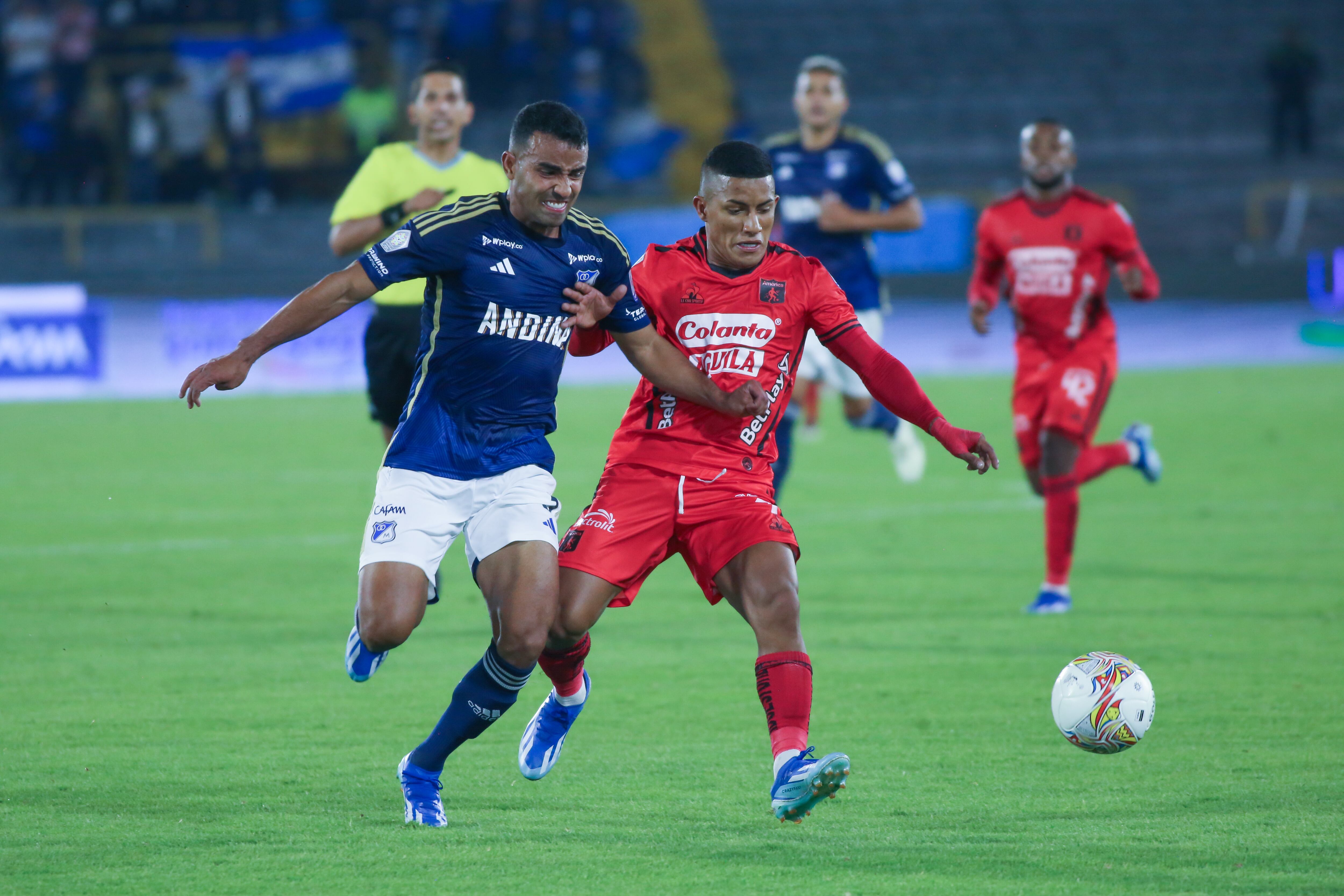 Bertel disputando un partido con Millonarios ante América de Cali.