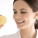 El limón ayuda a la producción de la popular proteína para la piel. Foto: Getty Images