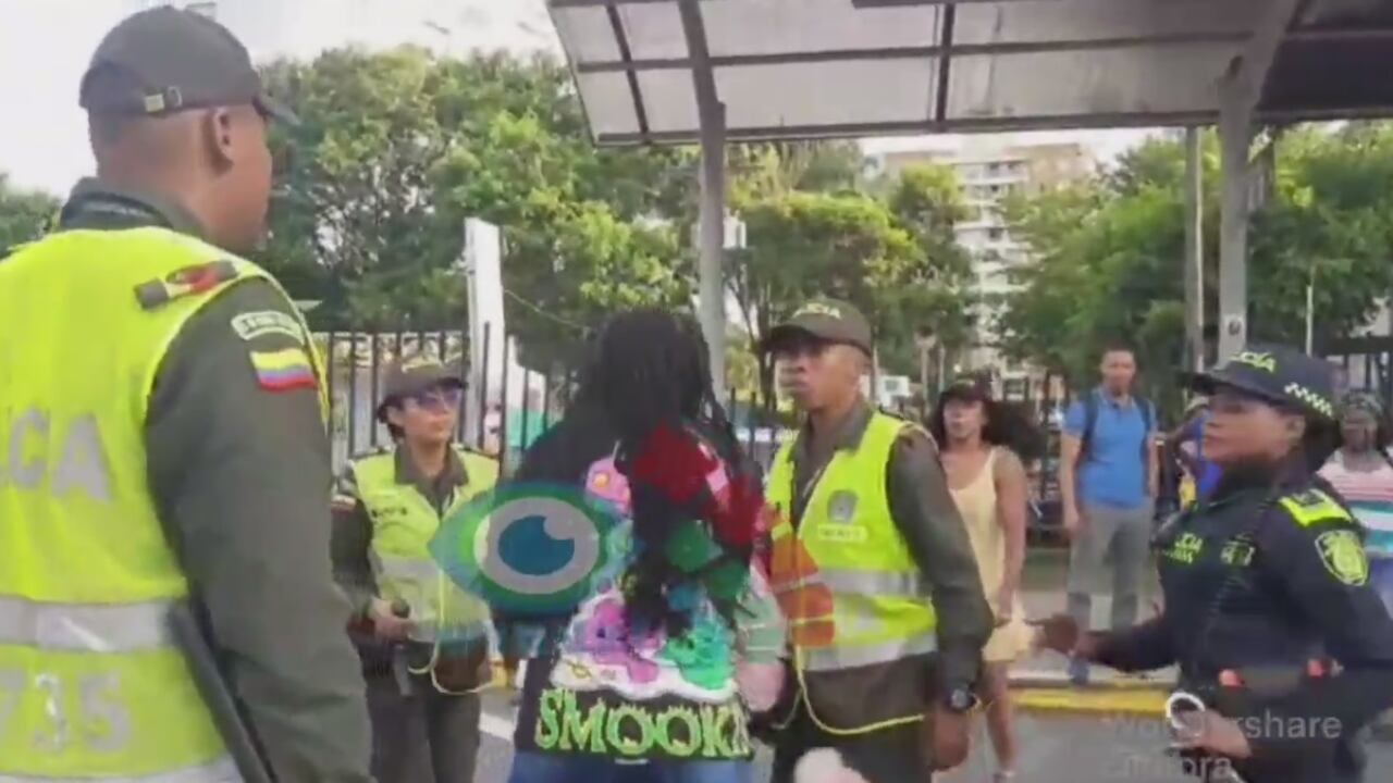 Uniformados de la Policía llegaron al lugar a controlar la situación.