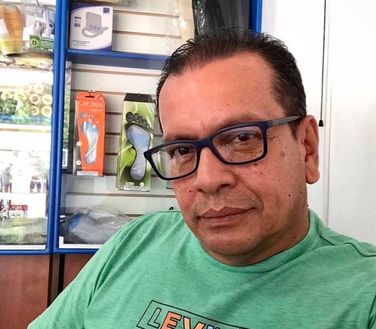 El periodista Gustavo Chica resultó herido tras ser atacad con arma de fuego cuando permanecía con su esposa en una calle de la capital del Guaviare.