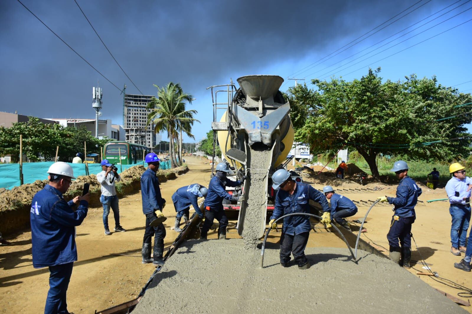 Las obras continúan pese a la capa de humo que cubre el cielo por el incendio en la zona portuaria de Barranquilla.
