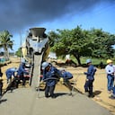 Las obras continúan pese a la capa de humo que cubre el cielo por el incendio en la zona portuaria de Barranquilla.