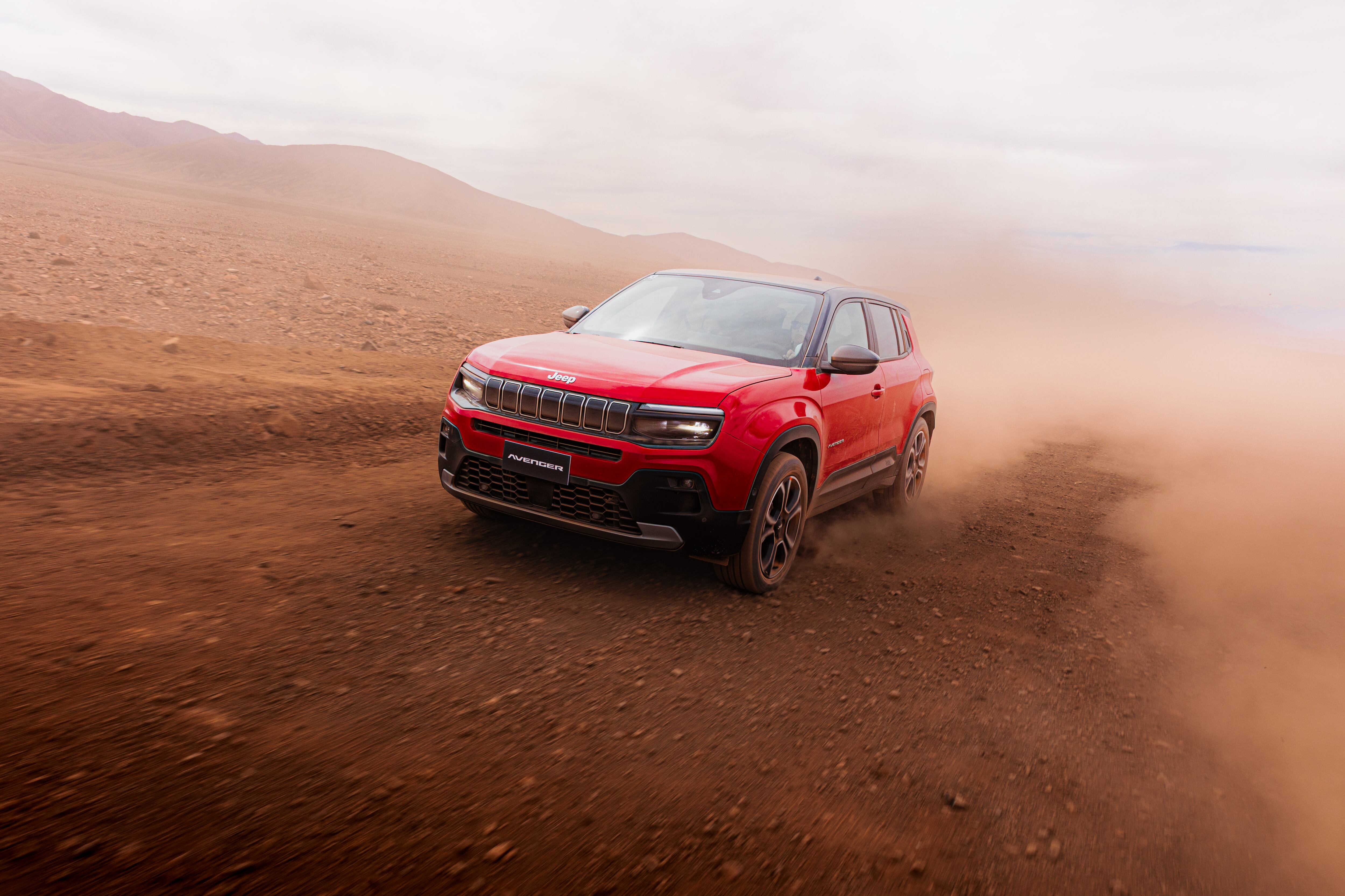 Jeep presentó el Avenger, el primer vehículo eléctrico de la marca para Colombia.