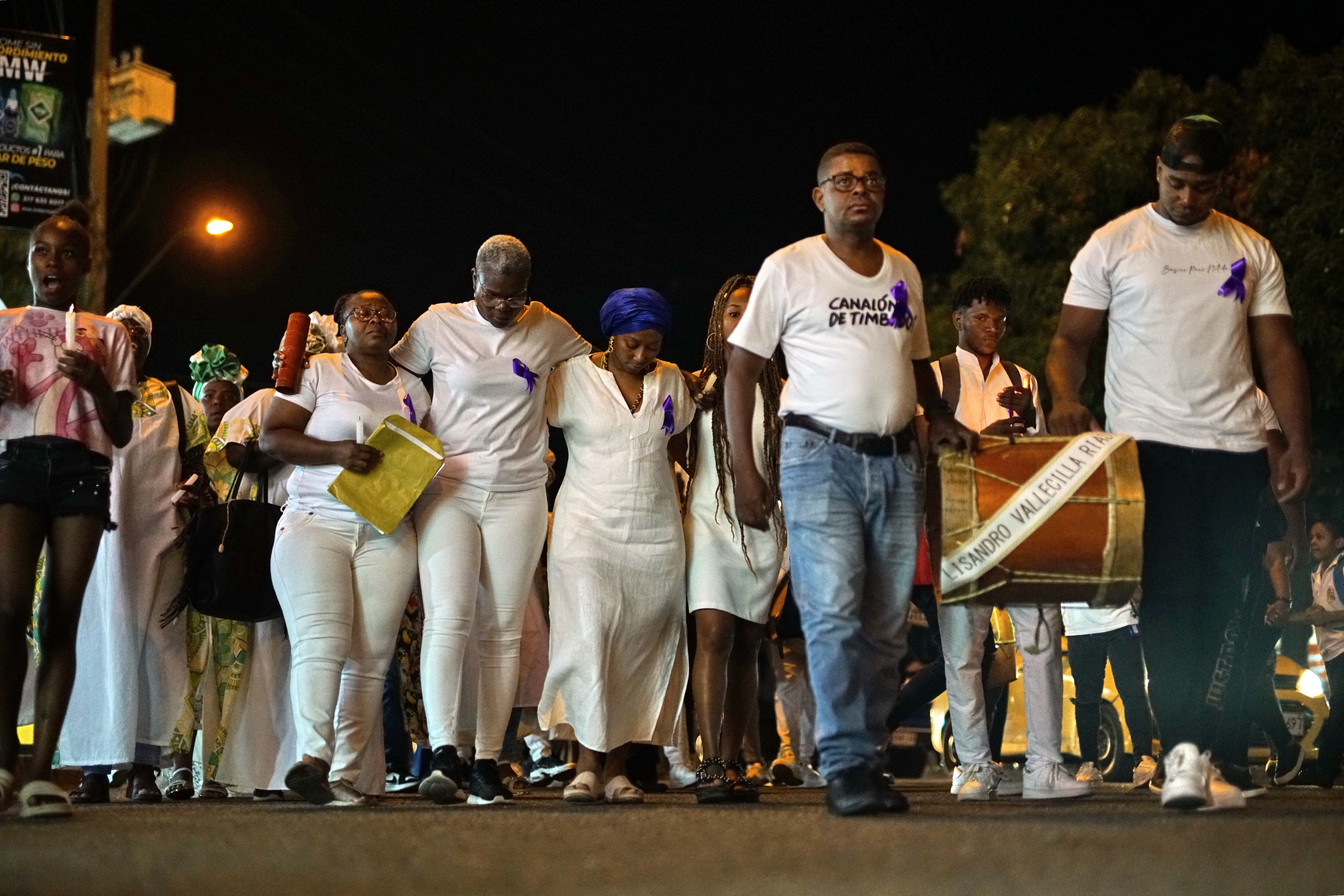 Con gualíes y alabaos, rituales mortuorios propios de las comunidades de la región del Pacífico, familiares, músicos, gestores culturales, amigos despidieron a Lisandro Vallesilla Ríascos, el cual pertenecía a la Fundación Escuela Canalón de Timbiqui. Se realizó una procesión y luego una misa en Ciudad Córdoba.