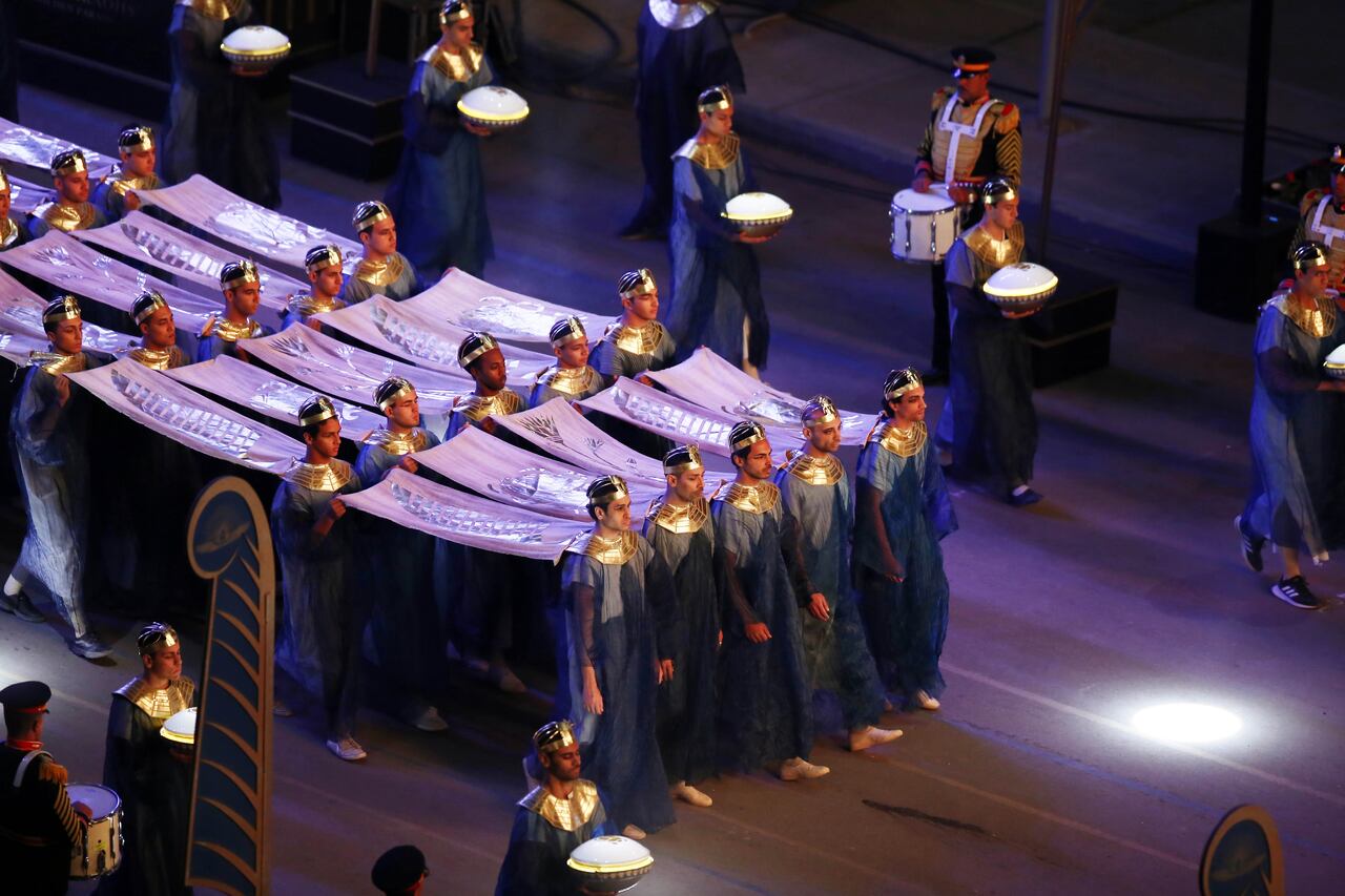 EL CAIRO, 3 de abril de 2021 - Personas con trajes del antiguo Egipto actúan durante el Desfile Dorado de los Faraones en El Cairo, Egipto, el 3 de abril de 2021. Egipto trasladó el sábado por la noche 22 momias del Museo Egipcio en el centro de El Cairo al Museo Nacional de la Civilización Egipcia NMEC en un desfile festivo y notable conocido como "El desfile dorado de los faraones". Las momias pertenecen a 18 reyes y cuatro reinas de las dinastías XVII, XVIII, XIX y XX que gobernaron el antiguo Egipto hace más de 3.000 años. Foto de Ahmed Gomaa/Xinhua vía Getty (Xinhua/Ahmed Gomaa vía Getty Images)