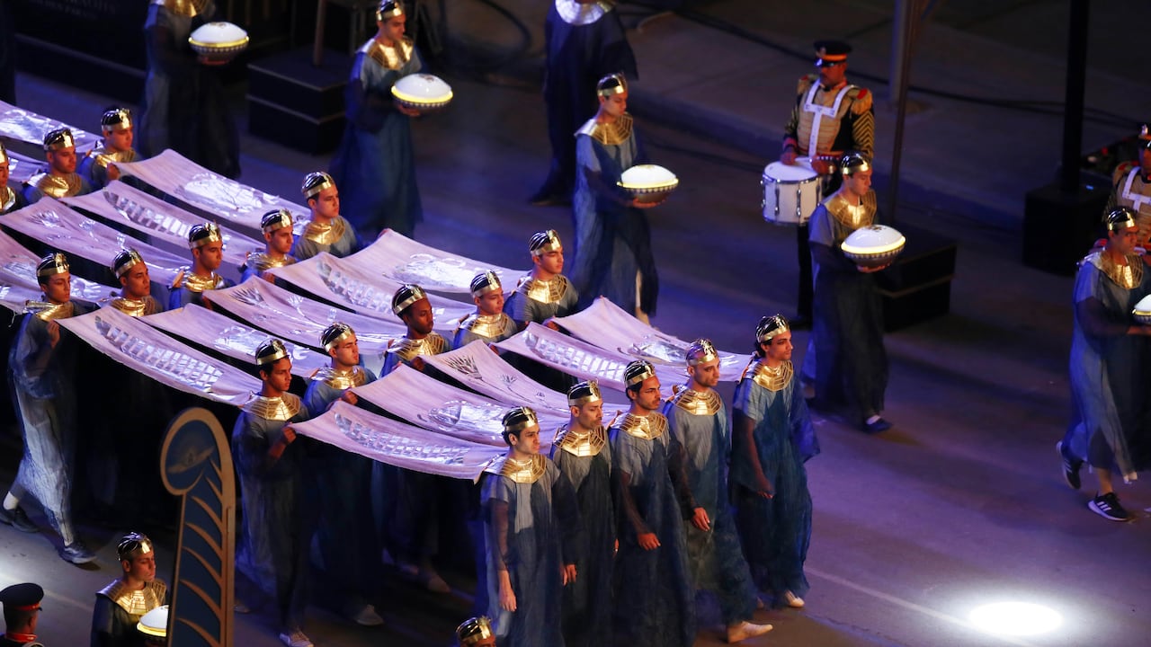 EL CAIRO, 3 de abril de 2021 - Personas con trajes del antiguo Egipto actúan durante el Desfile Dorado de los Faraones en El Cairo, Egipto, el 3 de abril de 2021. Egipto trasladó el sábado por la noche 22 momias del Museo Egipcio en el centro de El Cairo al Museo Nacional de la Civilización Egipcia NMEC en un desfile festivo y notable conocido como "El desfile dorado de los faraones". Las momias pertenecen a 18 reyes y cuatro reinas de las dinastías XVII, XVIII, XIX y XX que gobernaron el antiguo Egipto hace más de 3.000 años. Foto de Ahmed Gomaa/Xinhua vía Getty (Xinhua/Ahmed Gomaa vía Getty Images)