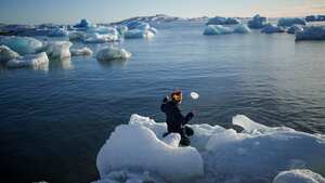 Un niño arroja hielo al mar en Nuuk, Groenlandia, el martes 11 de marzo de 2025.
